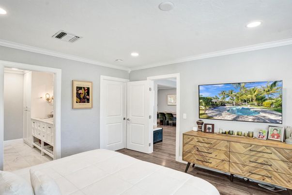 Interior, Recessed Lighting, Wood Texture Flooring