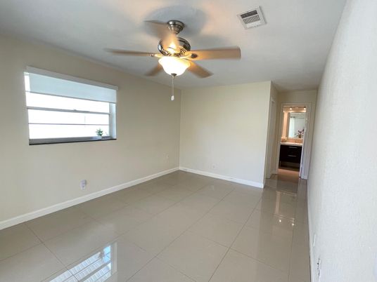 Empty room, Interior