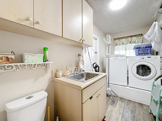 Interior, Washer, Wood Texture Flooring
