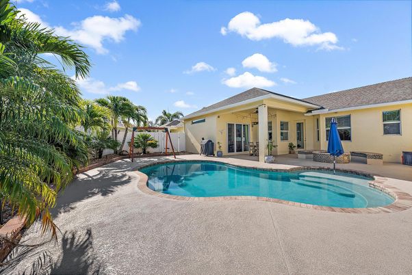 Exterior, Pool