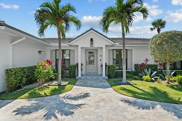 Exterior, Facade, Ranch