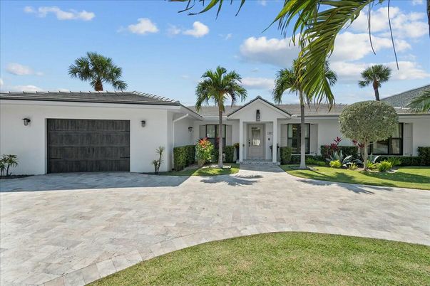 Attached, Exterior, Facade, Ranch