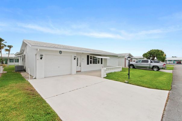 Attached, Exterior, Facade, Ranch