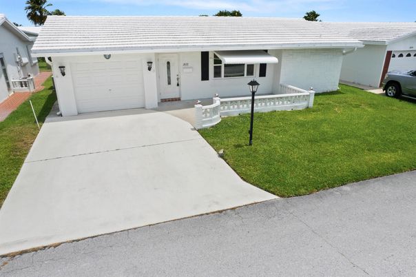 Attached, Exterior, Facade, Ranch