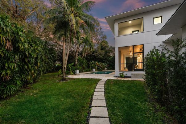 Backyard, Exterior, Facade, Pool, Modern