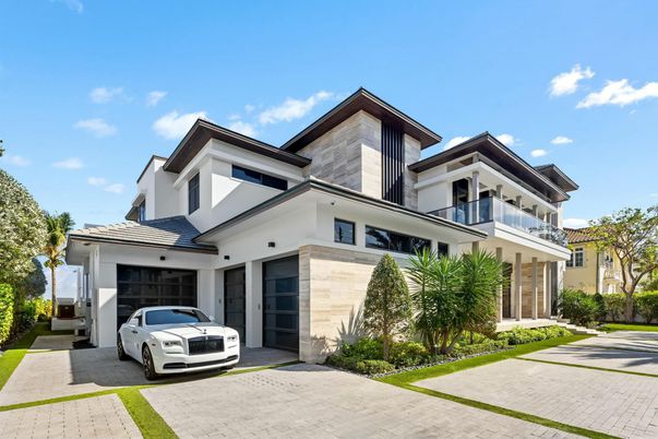Attached, Exterior, Facade, Modern