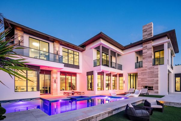 Exterior, Facade, Pool, Modern