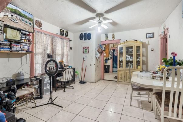 Home Office, Interior