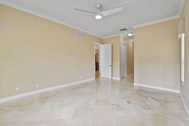 Empty room, Interior