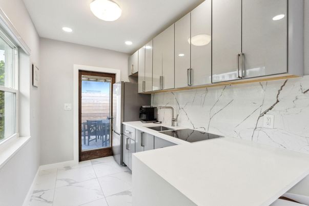 Dining room, Interior, Kitchen, Marble, Marble Walls, Recessed Lighting