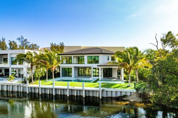 Exterior, Facade, Lake, Mediterranean