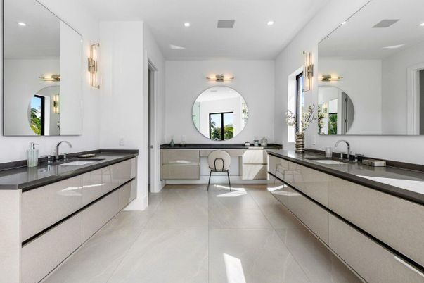 Bathroom, Dual Sink Vanities, Interior, Recessed Lighting