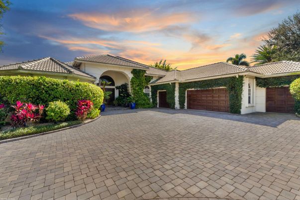 Attached, Exterior, Facade, Mediterranean