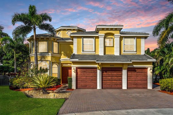Attached, Exterior, Facade, Mediterranean