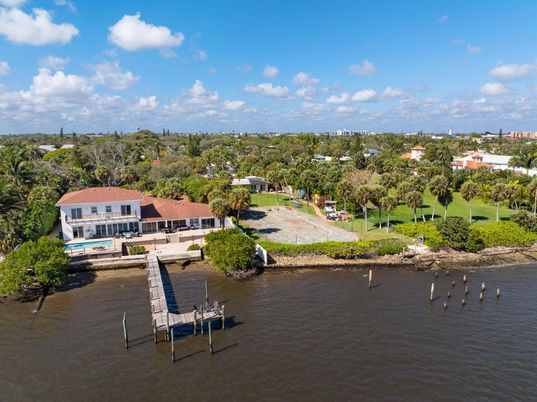 Exterior, Lake