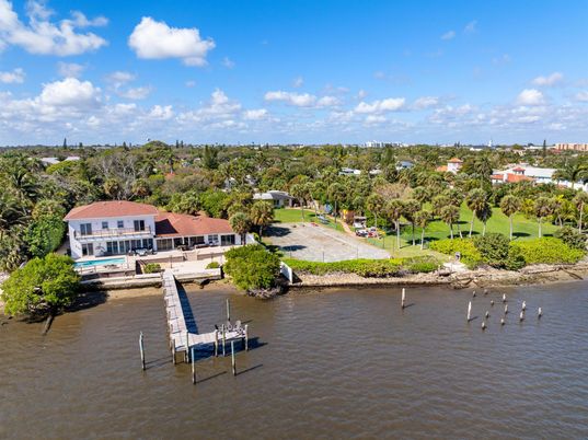 Exterior, Lake