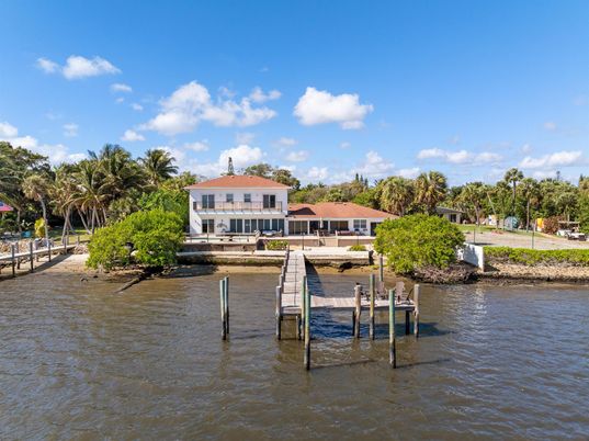 Exterior, Lake