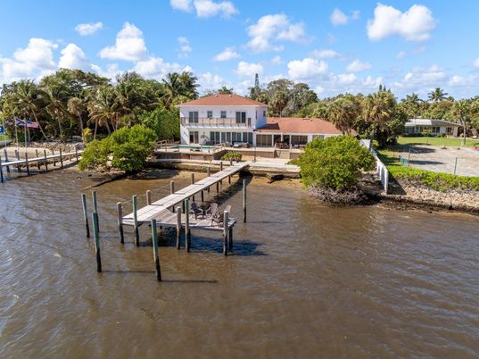 Exterior, Lake