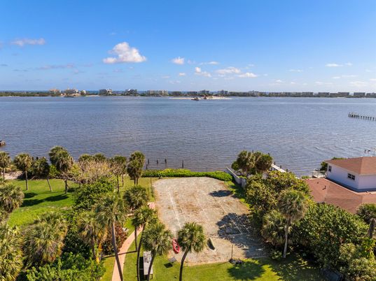Exterior, Lake