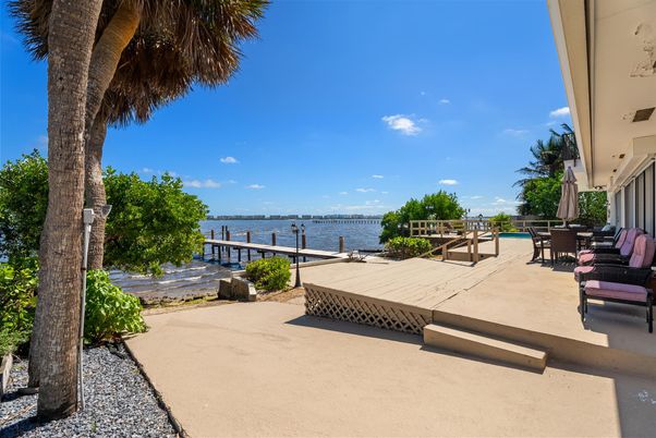 Exterior, Lake
