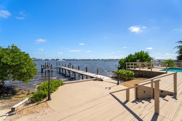 Exterior, Lake