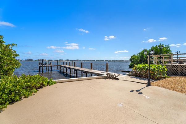 Exterior, Lake