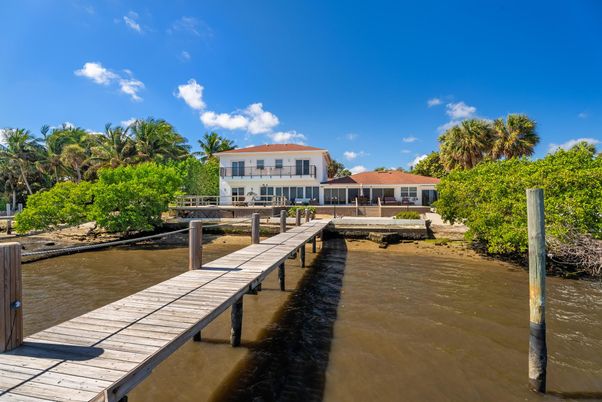 Exterior, Lake