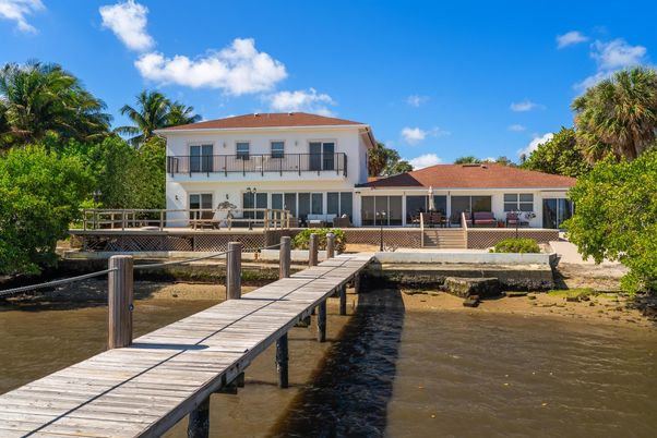 Exterior, Lake