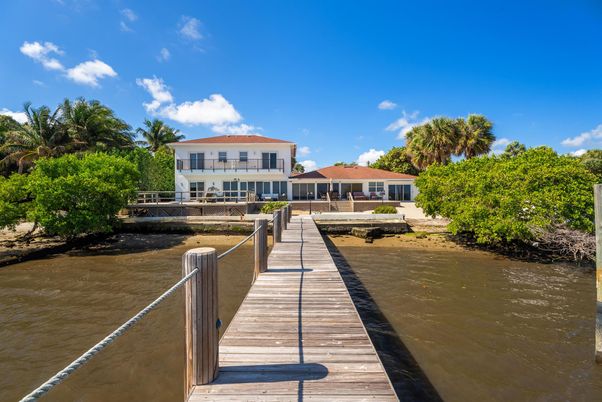 Exterior, Lake