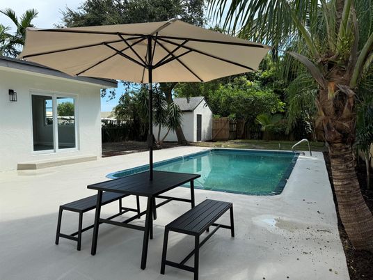 Exterior, Pool