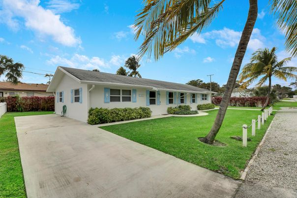 Backyard, Exterior, Facade, Ranch