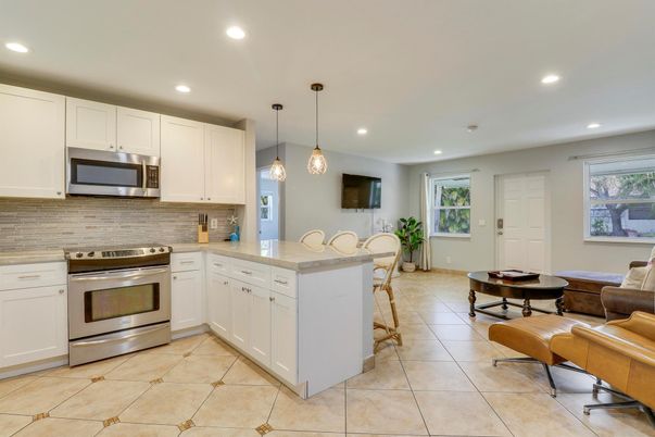 Dining room, Interior, Kitchen, Pendant Lights, Recessed Lighting, Stainless Steel Appliances