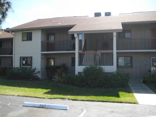 Exterior, Facade, Split Level