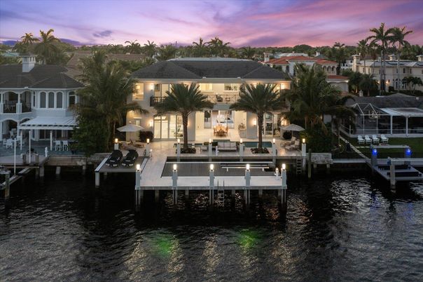 Exterior, Lake