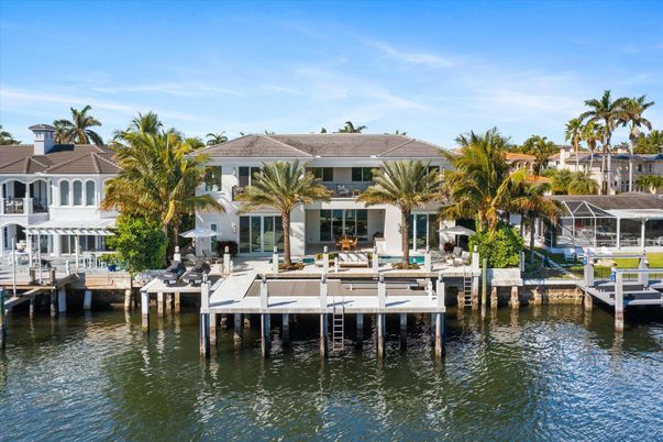 Exterior, Lake