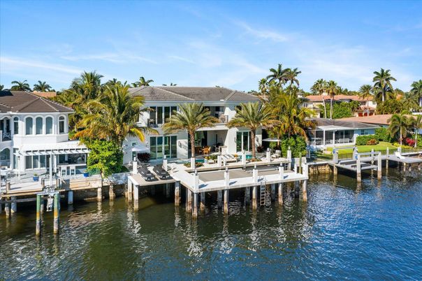 Exterior, Lake