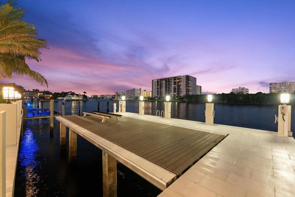 Exterior, Lake