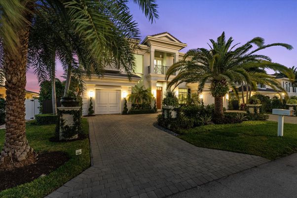 Attached, Exterior, Facade, Mediterranean