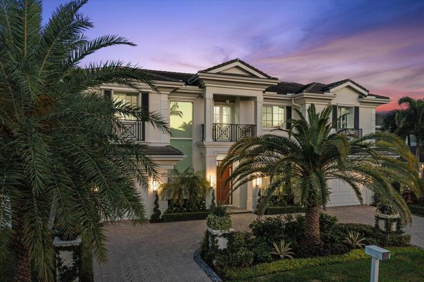 Attached, Exterior, Facade, Mediterranean