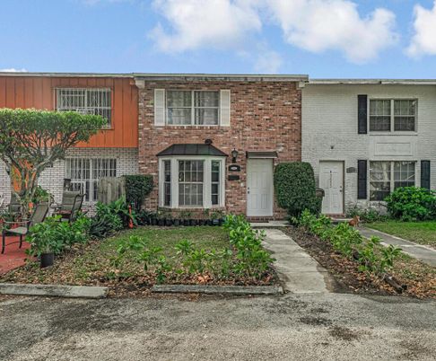 Exterior, Facade, Brick Facade, Rowhouse