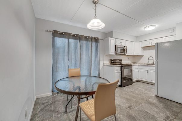 Dining room, Interior, Kitchen, Pendant Lights, Stainless Steel Appliances