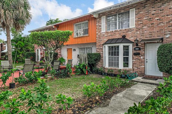 Exterior, Facade, Brick Facade, Rowhouse