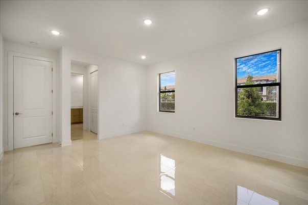 Empty room, Interior, Recessed Lighting