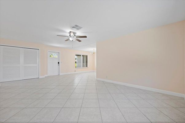 Empty room, Interior