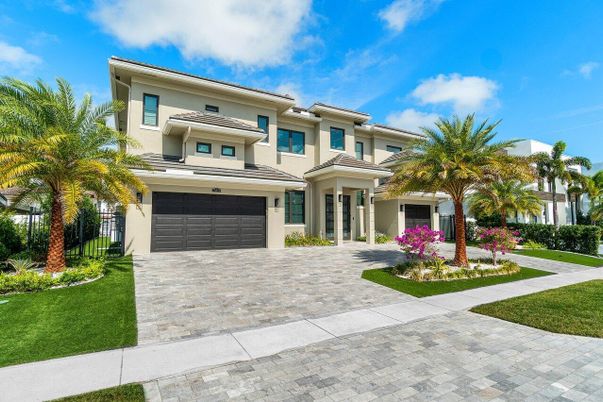 Attached, Exterior, Facade, Mediterranean