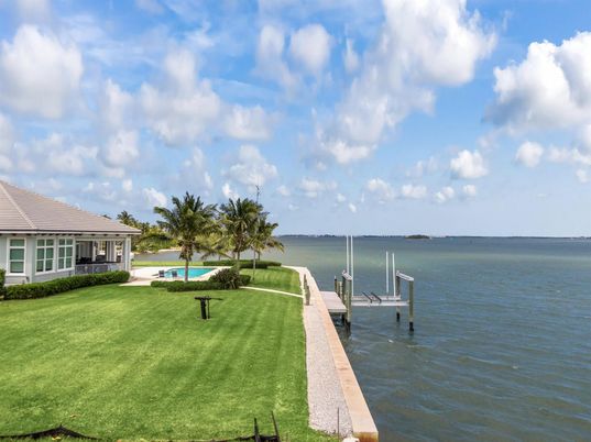 Exterior, Lake