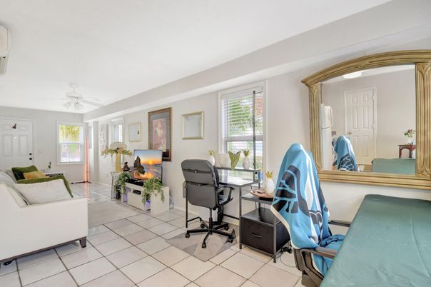 Home Office, Interior