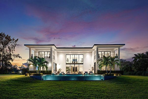 Backyard, Exterior, Facade, Pool, Modern