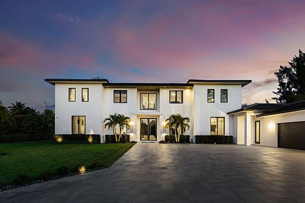 Attached, Exterior, Facade, Mediterranean