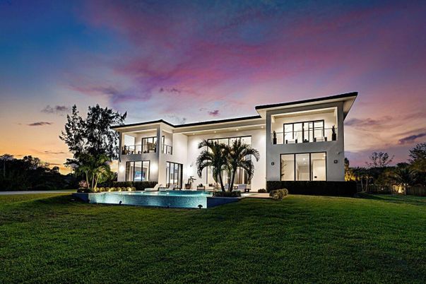 Backyard, Exterior, Facade, Pool, Modern